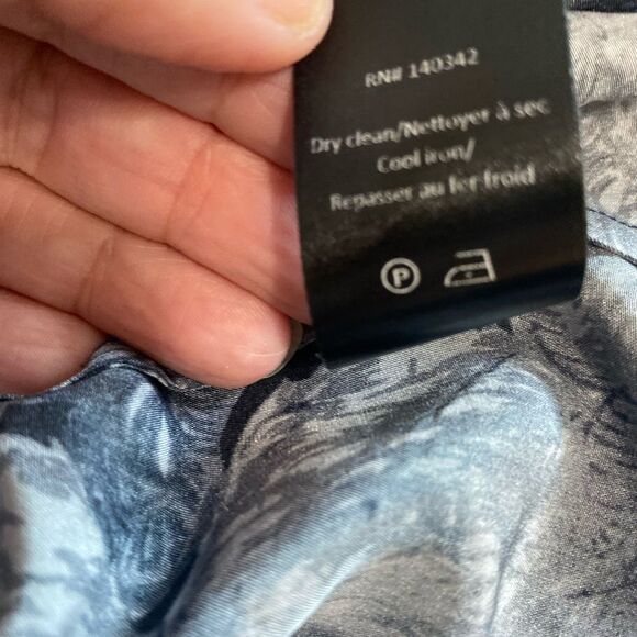 Elizabeth & James Revolve Brand 100% Silk Ling sleeve Button down size Medium - Picture 13 of 13